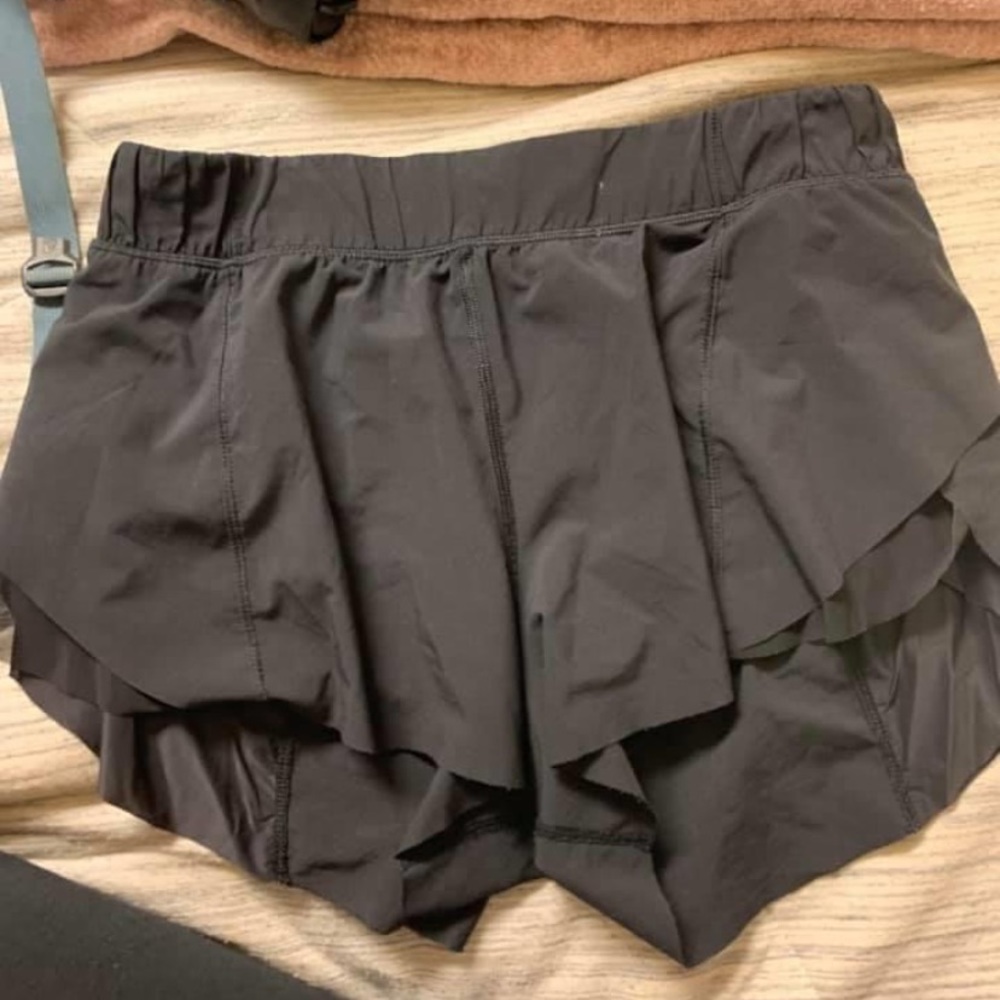black lululemon shorts